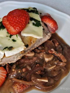 Una foto de Pechugas con salsa de fresas, brie y vino blanco