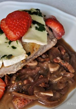Una foto de Pechugas con salsa de fresas, brie y vino blanco