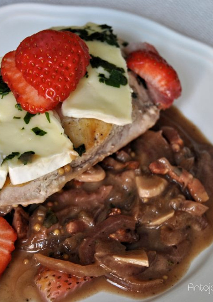 Una foto de Pechugas con salsa de fresas, brie y vino blanco