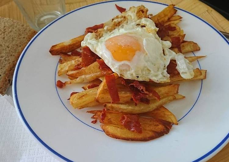 Huevos Rotos Con Crujiente De Jamón Serrano Receta De Aurora I Biel Cookpad<script async src=