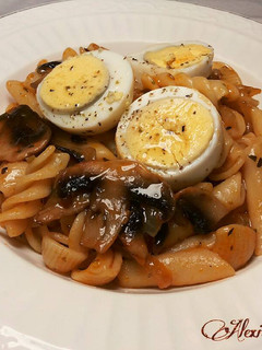 Una foto de Surtido de pastas encebolladas con champiñones