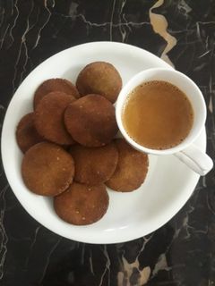 बाजरे की मीठी टिक्की(Bajare meethi tikki recipe in hindi) रेसिपी मुख्य फोटो