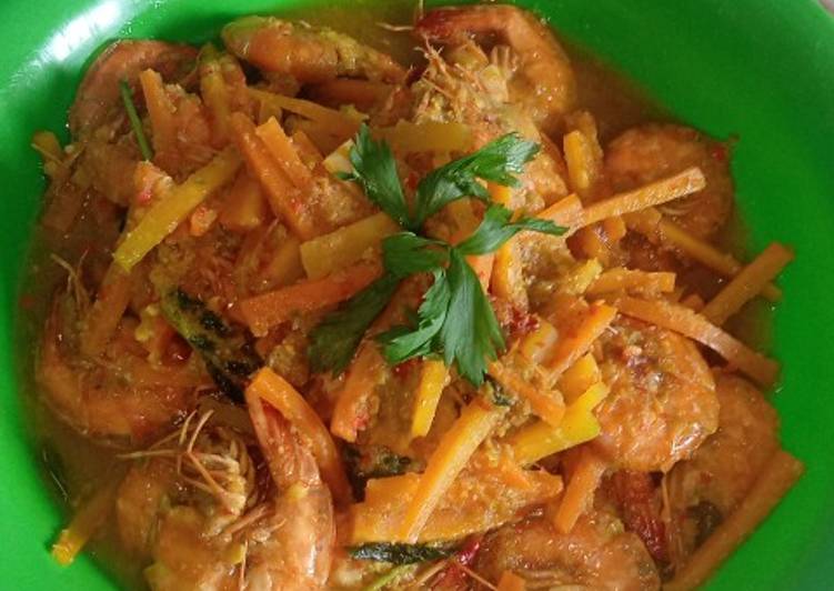 Recipe: Perfect Tumis udang wortel bumbu kuning pedas