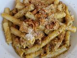 Zita con pollo especiado al pesto
