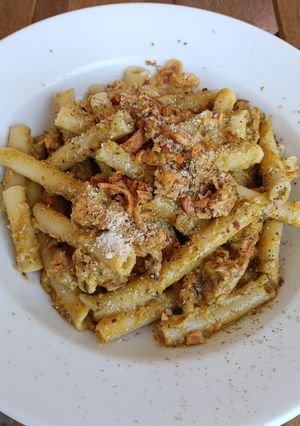 Una foto de Zita con pollo especiado al pesto