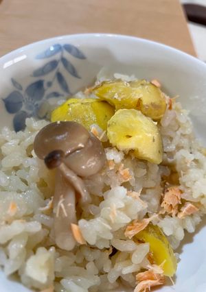 鮭魚 栗子🌰　　　　　　　　　　　🌰🌰菜飯 🌰鮭と栗の炊き込みご飯 的食譜成品照片