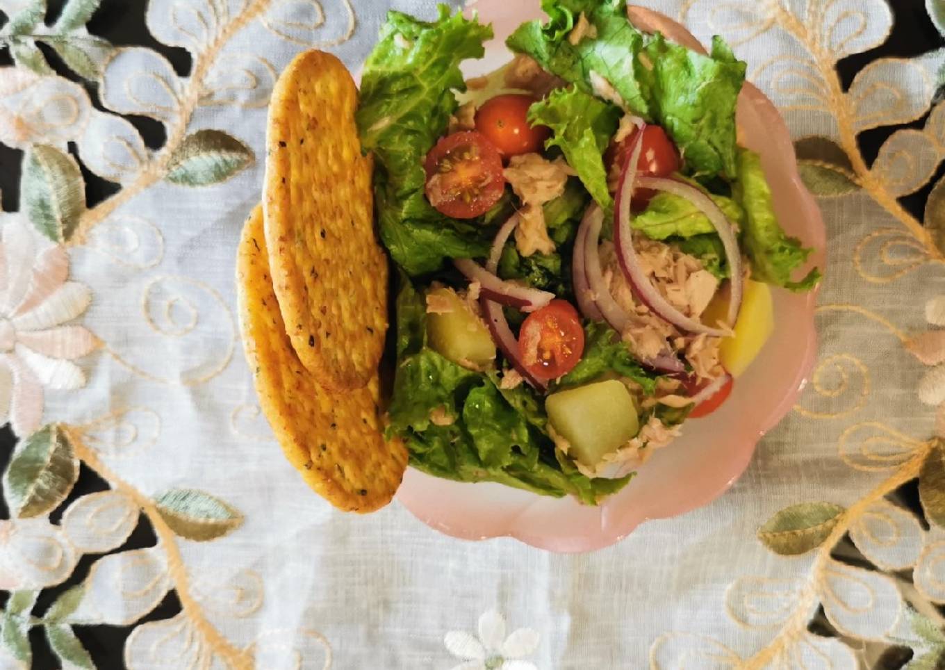 Ensalada de atún con papa y jitomate cherry