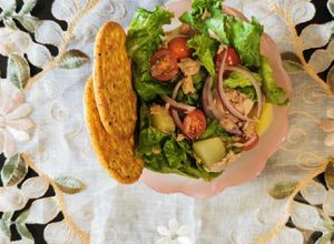 Una foto de Ensalada de atún con papa y jitomate cherry