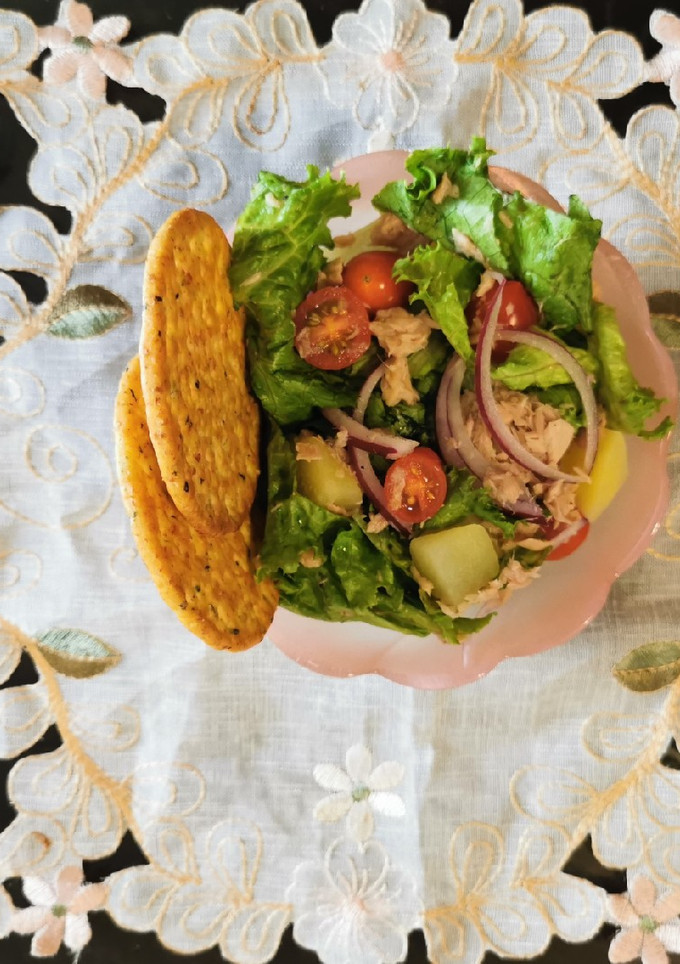 Una foto de Ensalada de atún con papa y jitomate cherry