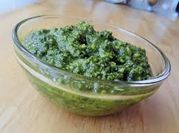 Una foto de pesto perejil nueces