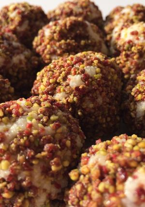 Foto principal de Coquitos con pistachos y frambuesas