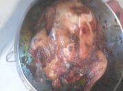 Una foto de pollo al horno con naranja
