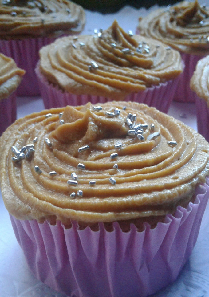 Una foto de Cupcake tres leches con frosting de dulce de leche