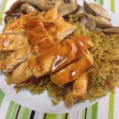 Una foto de Pechuga de pollo a la naranja con salsa de soja y arroz al curry