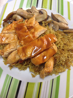 Una foto de Pechuga de pollo a la naranja con salsa de soja y arroz al curry