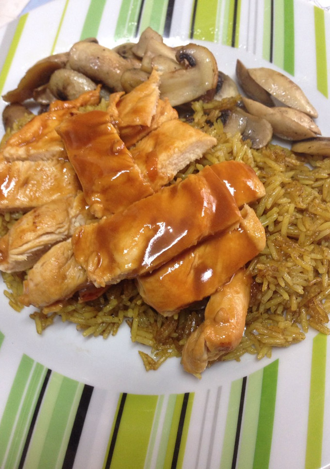Una foto de Pechuga de pollo a la naranja con salsa de soja y arroz al curry