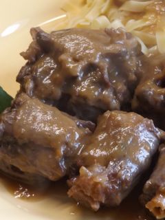Una foto de Rabo de ternera con vino al aroma de limón