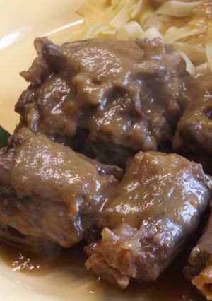 Foto principal de Rabo de ternera con vino al aroma de limón