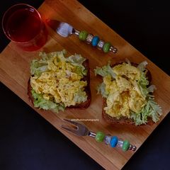 A picture of Scrambled Eggs on Toast.