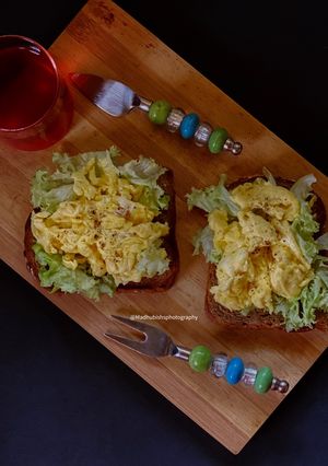 A picture of Scrambled Eggs on Toast.