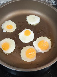 Una foto de Mini huevos de un huevo