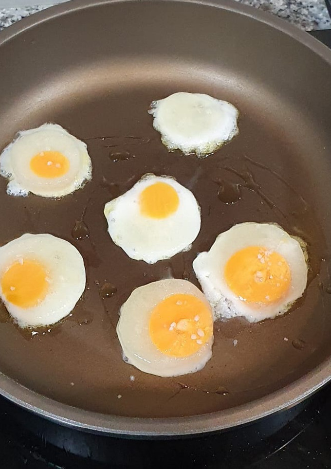 Una foto de Mini huevos de un huevo