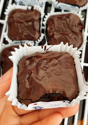 A picture of Brownies in a Convection Oven ⁉️ Without Chocolate 🍫.