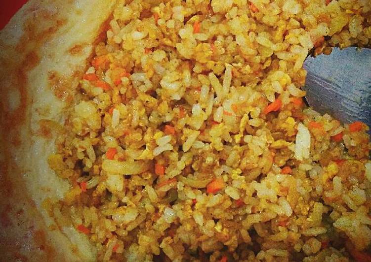 Langkah Mudah untuk Menyiapkan Nasi goreng kare telor spesial Anti Gagal