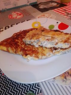 Una foto de Tortilla francesa de quesitos y gulas