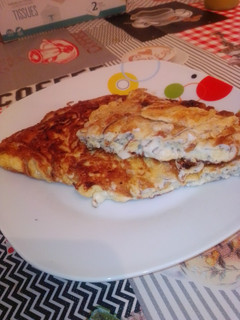 Una foto de Tortilla francesa de quesitos y gulas