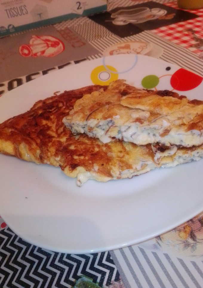 Una foto de Tortilla francesa de quesitos y gulas