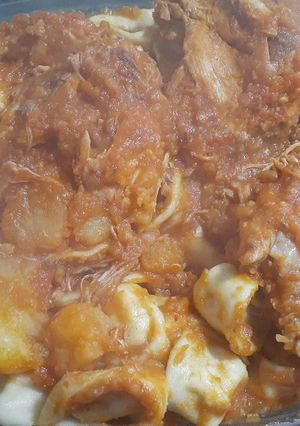 Una foto de Capeletis de jamón, queso y ricota con estofado de pollo.🤗