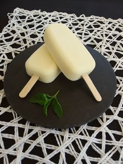 Una foto de Paletas de helado de leche y chocolate blanco (polos)