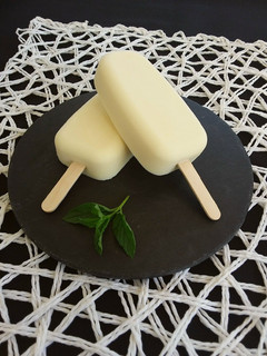 Una foto de Paletas de helado de leche y chocolate blanco (polos)