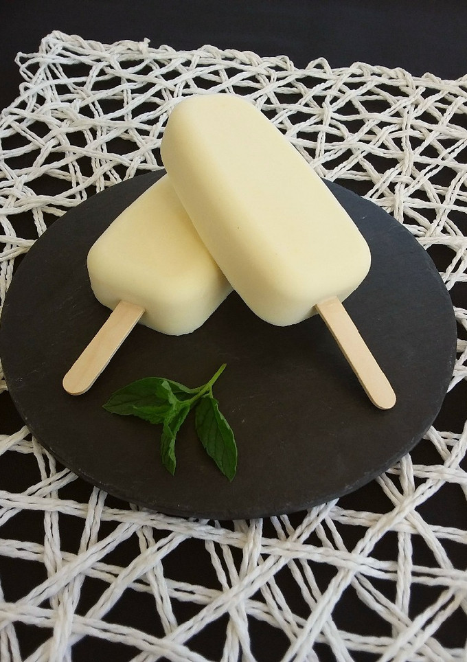 Una foto de Paletas de helado de leche y chocolate blanco (polos)
