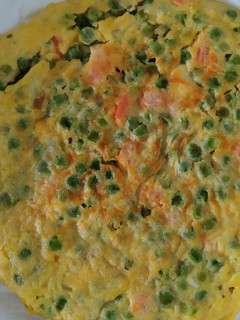 Una foto de Tortilla de guisantes y zanahorias baby