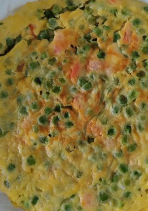 Una foto de Tortilla de guisantes y zanahorias baby