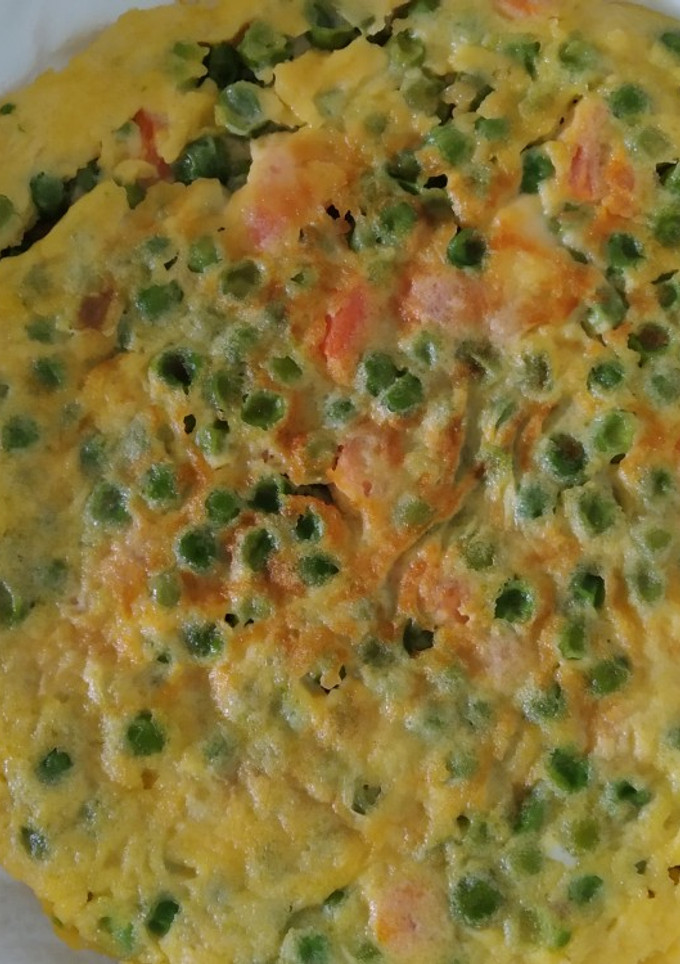 Una foto de Tortilla de guisantes y zanahorias baby