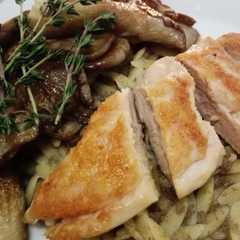 Una foto de Pechuga con pasta orzo y setas