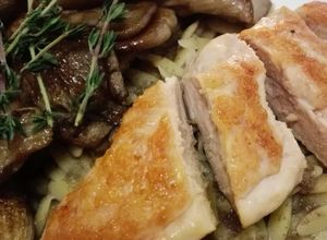Una foto de Pechuga con pasta orzo y setas