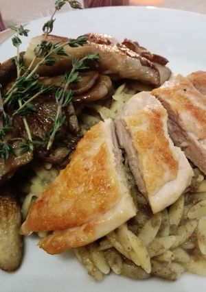 Una foto de Pechuga con pasta orzo y setas