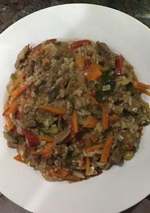 Una foto de Wok de carne y arroz