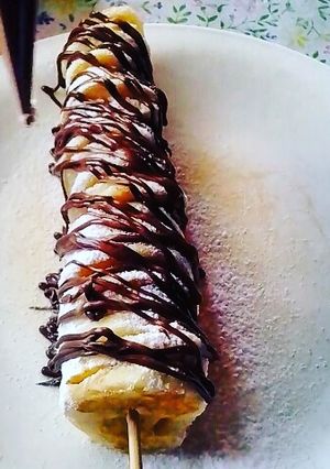 Una foto de Brocheta de mini hotcakes cubierta de chocolate y azúcar glass