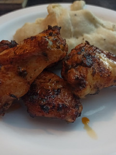 Una foto de Alitas de pollo al horno con salsa barbacoa