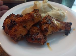 Una foto de Alitas de pollo al horno con salsa barbacoa