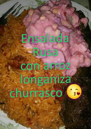 Una foto de Ensalada rusa con arroz con longaniza y churrasco