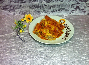 Фото Каннеллони с мясным фаршем, запечённые под томатным соусом и сыром.