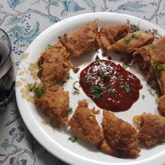 A picture of Chinese spring rolls.