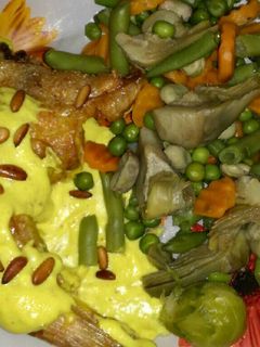 Una foto de Muslo de pollo asado con salsa de almendras y piñones con, menestra