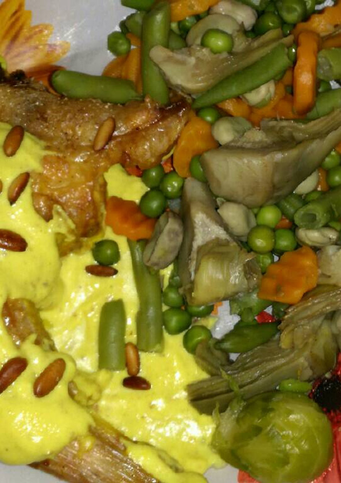 Una foto de Muslo de pollo asado con salsa de almendras y piñones con, menestra